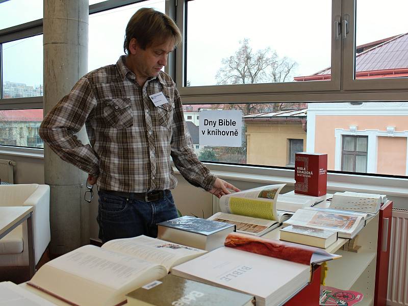 Knihovník Masarykovy veřejné knihovny ve Vsetíně Vítězslav Galda přibližuje výstavu různých vydání Bible. Výstava se koná v týdnu od 20. do 24. listopadu 2017 při příležitosti akce Dny Bible v knihovně.