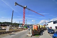 V sousedství původní vlakové stanice ve Vsetíně vyrůstá nový dopravní terminál; září 2022