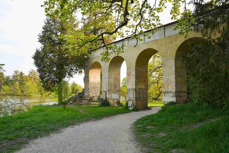 Lednický park a zámek se zahradou