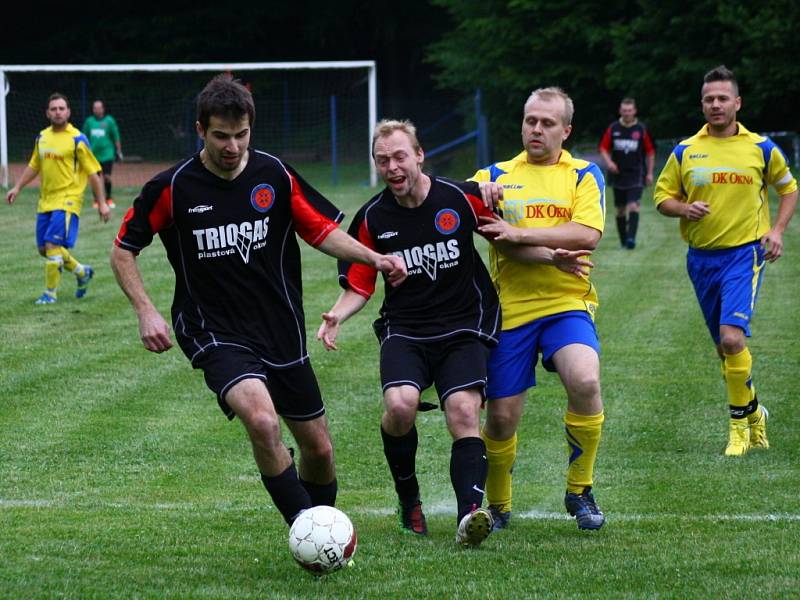 Fotbalisté Byniny (žluté dresy) v posledním kole III. třídy porazili Krhovou 4:0. 