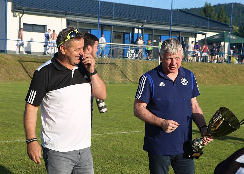 Fotbalisté Francovy Lhoty (červeno-černé dresy) zvítězili na hřišti Hrachovce 3:0 a postoupili do Krajského přeboru.