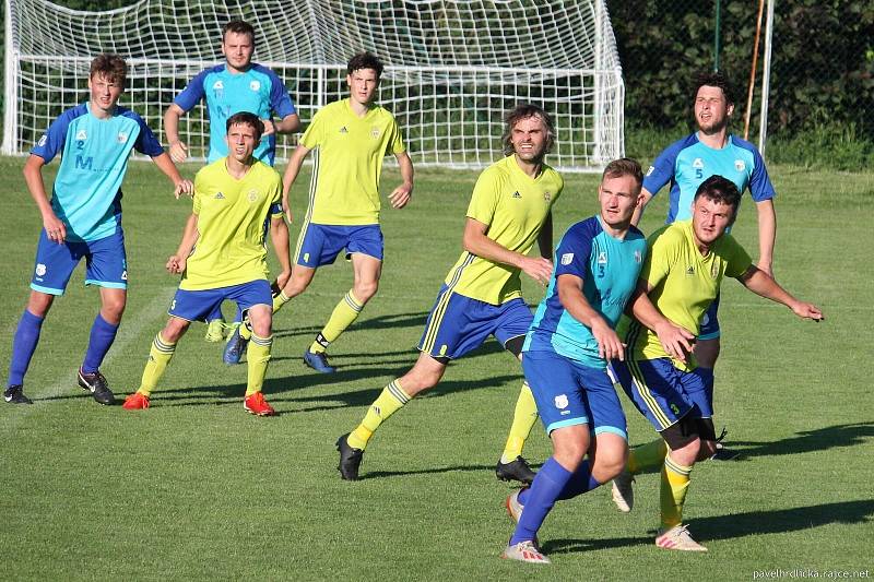 Fotbalisté Kelče (ve žlutém) v rámci předposledního kola I. A třídy skupiny A doma podlehli Valašským Příkazům 1:3.