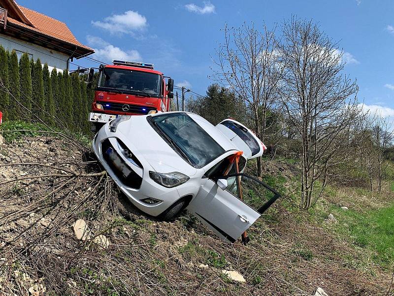 Záchranáři zasahují ve čtvrtek 5. května 2022 dopoledne u havárie osobního vozu Hyundai v Hošťálkové na Vsetínsku.