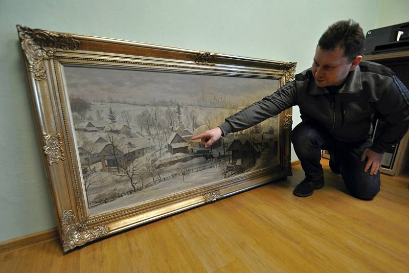 Starosta Prlova Jaromír Kratina s obrazem ak. malíře Karla Živného z roku 1949, který obec získala ze zlínského antikvariátu.