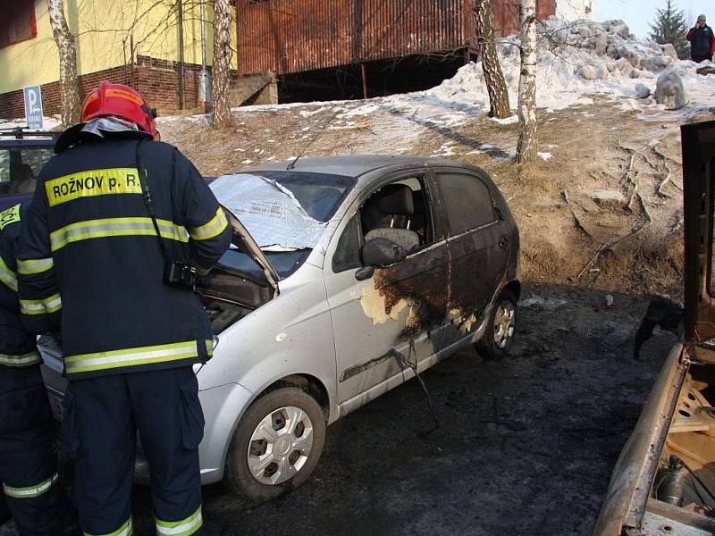 Požár tří osobních aut v Rožnově pod Radhoštěm