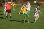 Fotbalisté Stříteže (žluté dresy) doma porazili Hutisko B 3:0