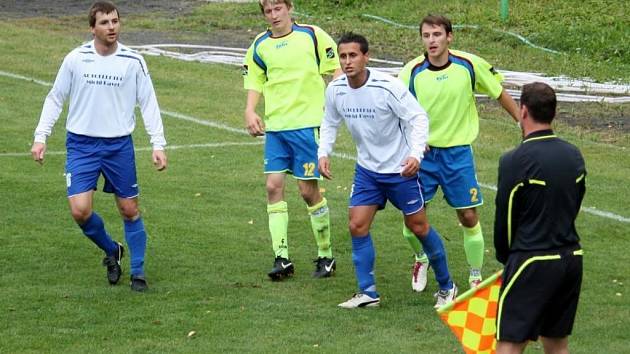 V utkání A skupiny 1. B třídy Kelč (žluté dresy) – Jablůnka domácí potvrdili fazonu – vyhráli 7:1. Foto: Pavel Hrdlička