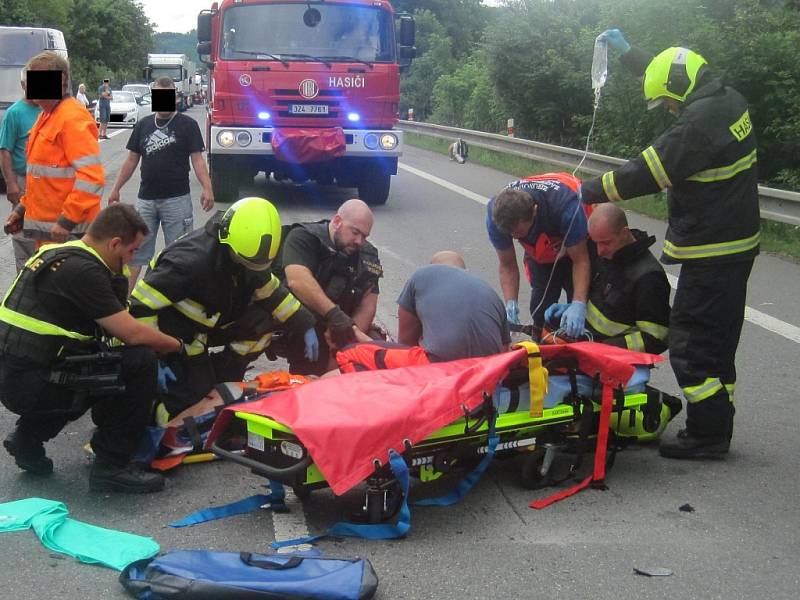 Cestáře srazilo při opravě silnice osobní auto