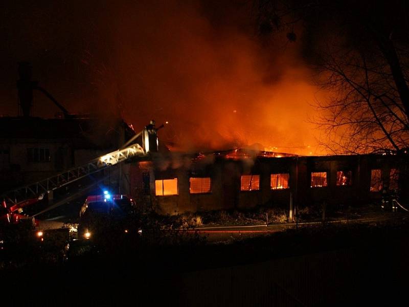 Rozsáhlý požár zasáhl objekt pily na Nádražní ulici ve Valašském Meziříčí. 