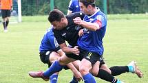 Fotbalisté Vigantic (v černém) se rozloučili s podzimní části I. A třídy skupiny A v derby s Rožnovem pod Radhoštěm přesvědčivou výhrou 5:0. Lví podíl na ni měli největší hvězdy Vigantic Milan Baroš a René Bolf, kteří dali po jedné brance, domácí útočník 