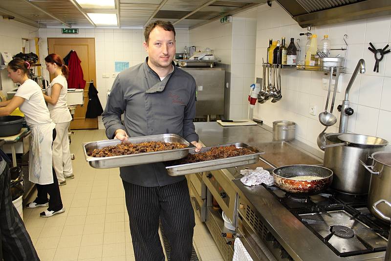 Přípravy na devátý ročník Karlovského gastrofestivalu vrcholí. Šéfkuchař Jaroslav Orság se svým týmem připravuje tisíce porcí specialit z mufloního, jeleního a srnčího masa.