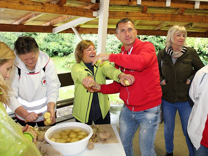 V kulturním areálu v Liptálu se konal v sobotu 23. září Gastro folklorní festival. Dopoledne patřilo soutěži ve vaření a pojídání brynzových halušek.