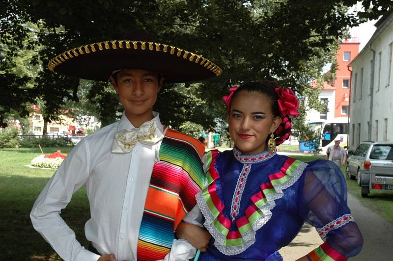 Centrem pozornosti milovníků folkloru se minulý týden stal Liptál. Už po čtyřicáté šesté se tu sešly folklorní soubory z celého světa.