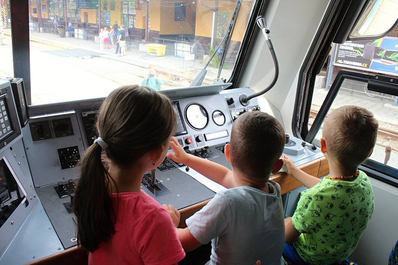 Společnost Arriva zavítala v pátek 12. července na Vsetín, aby budoucím cestujícím představila své soupravy. Zvědavci si prohlédli kabinu strojvedoucího.