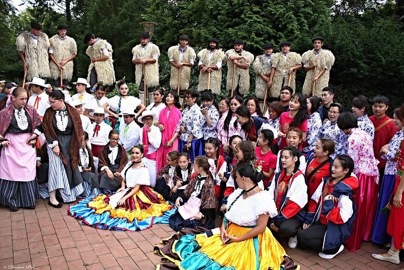 Soubory z Taiwanu, Francie a Kostariky, které se účastní 50. MFF Liptálské slavnosti, se ve čtvrtek 22. srpna 2019 představily divákům v Panské zahradě ve Vsetíně.