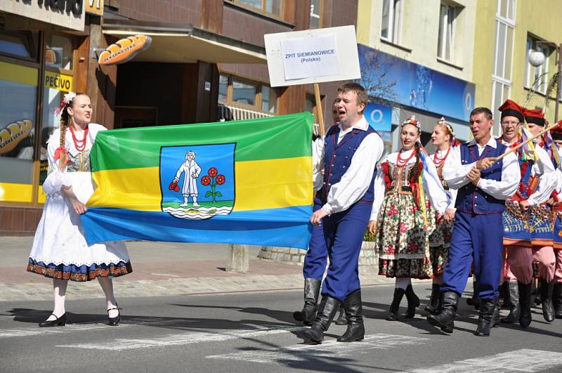 Průvod účastníků IX. ročníku Mezinárodního folklorního festivalu Vsetínský krpce centrem města Vsetín.