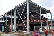 Požárem zničenou národní kulturní památku Libušín na Pustevnách kryje provizorní zastřešení. Stavbu má chránit před povětrnostními vlivy. Pustevny, čtvrtek 3. července 2014.