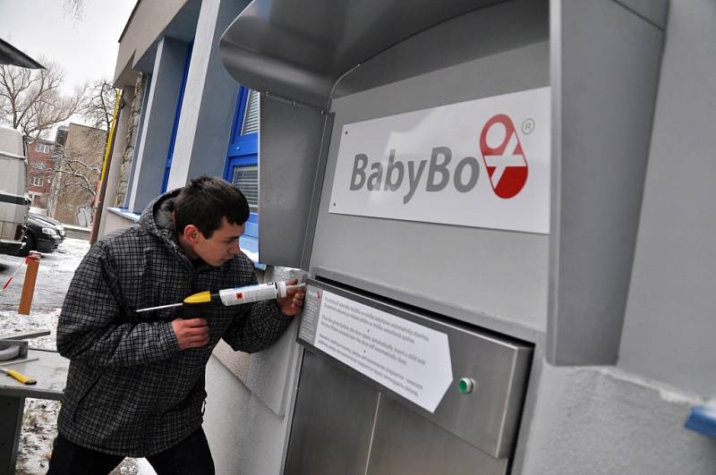 Instalace babyboxu v areálu nemocnice ve Valašském Meziříčí.