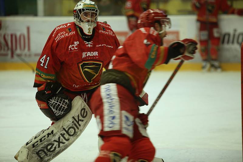 Hokejisté Vsetína (žluté dresy) v neděli nastoupili do druhého semifinále Chance ligy proti Prostějovu.