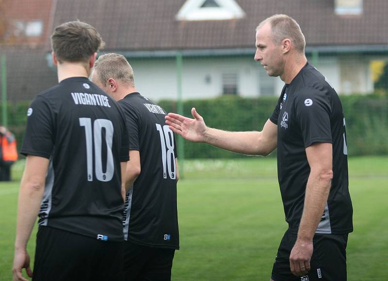 Fotbalisté Vigantic (v černém) se rozloučili s podzimní části I. A třídy skupiny A v derby s Rožnovem pod Radhoštěm přesvědčivou výhrou 5:0. Lví podíl na ni měli největší hvězdy Vigantic Milan Baroš a René Bolf, kteří dali po jedné brance, domácí útočník 