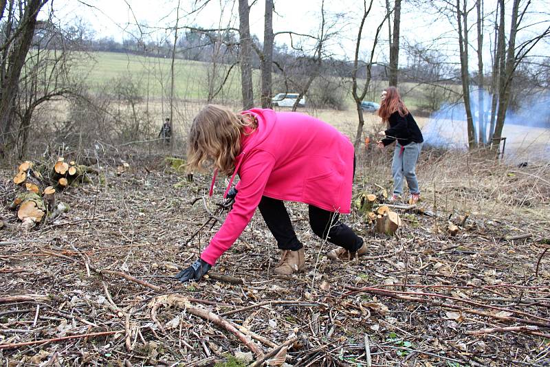 Žáci ze základní školy ve Francově Lhotě se zapojili do projektu Dny ekologie, krajinotvorby a ochrany přírody ve Francově Lhotě. Jeho součástí bylo například čištění potoka nebo návštěva zemědělských družstev.