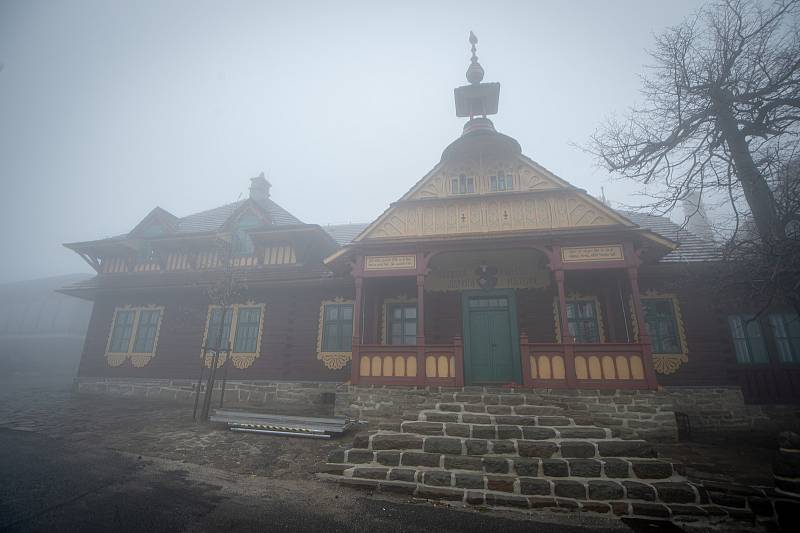 Rekonstrukce chaty Libušín na Pustevnách v Beskydech je téměř u konce, muzeum hledá nájemce, 14. května 2020. Chata postavená v roce 1899 podle návrhu slovenského architekta Dušana Jurkoviče vyhořela v noci z 2. na 3. března 2014.