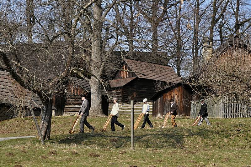 Tradiční obchůzka rapačářů se letos v rožnovském skanzenu uskutečnila s předstihem a pod dohledem kamery a fotoaparátů.