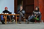 Diskuze na téma Kdo je aktivista? v amfiteátru v parku ve Valašském Meziříčí na prvním ročníku Envirofestu Bečva; neděle 19. září 2021