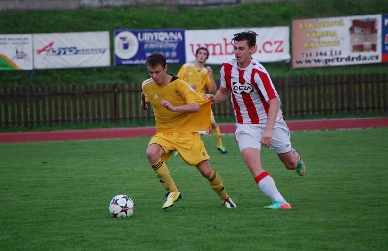 Fotbalisté Valašského Meziříčí (pruhované dresy) v pátém kole poprvé v sezoně vyhráli, porazili Velké Karlovice 2:1. 