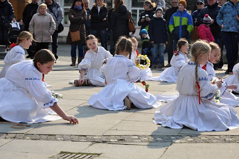 Velikonoční jarmark na Dolním náměstí ve Vsetíně. 