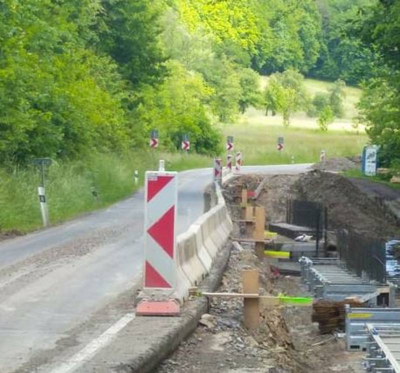 U Bratřejova staví dělníci opěrnou zeď. Řidiči nerespektují dopravní značení a bourají.