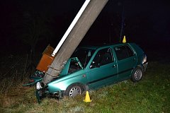 Čtyřiatřicetiletý řidič usnul v pondělí 22. října 2018 časně ráno za volantem. Autem přerazil betonový sloup elektrického vedení.