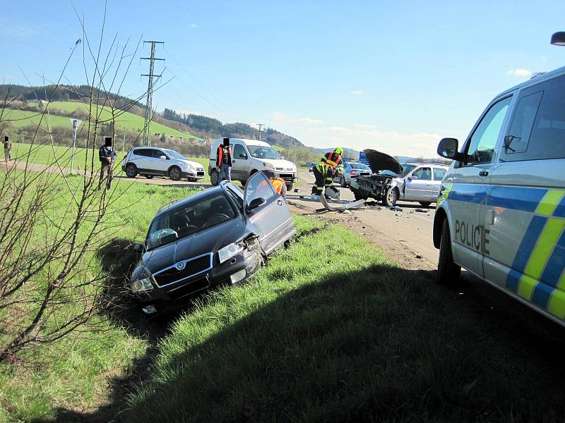 Nehoda tří vozidel zablokovala komunikaci I.třídy nedaleko Ústí na Vsetínsku.