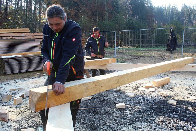 Parta tesařů z Hošťálkové a okolí staví repliku vyhořelého kostela, který stával v třinecké místní části Guty. Koncem října 2019 se pustili do krovů. Na snímku Jiří Polášek (vlevo) a Daniel Růžička.