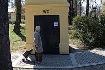 Veřejné záchody vybudovali v Rožnově pod Radhoštěm z bývalé trafostanice.