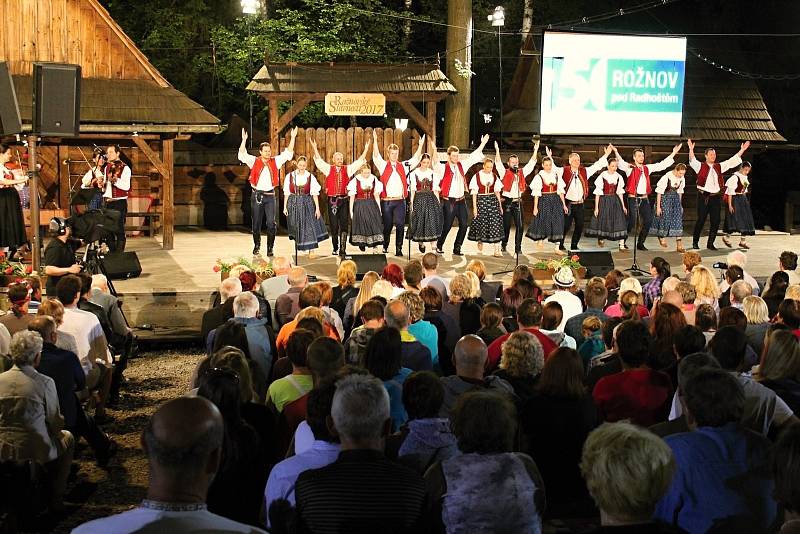 Do programu devětatřicátého ročníku festivalu Rožnovské slavnosti zařadili pořadatelé na sobotní večer program s názvem Rožnove, město pod Radhoštěm.