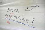 Plachta s návštěvnickými vzkazy řece Bečvě v parku zámku Kinských ve Valašském Meziříčí na prvním ročníku Envirofestu Bečva; neděle 19. září 2021