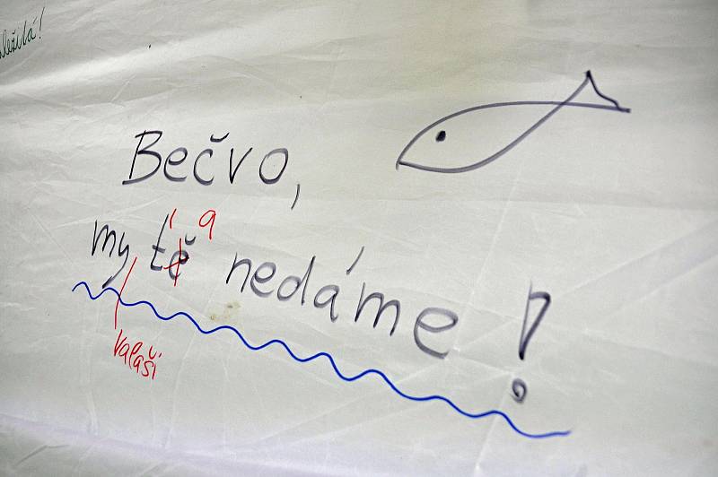 Plachta s návštěvnickými vzkazy řece Bečvě v parku zámku Kinských ve Valašském Meziříčí na prvním ročníku Envirofestu Bečva; neděle 19. září 2021