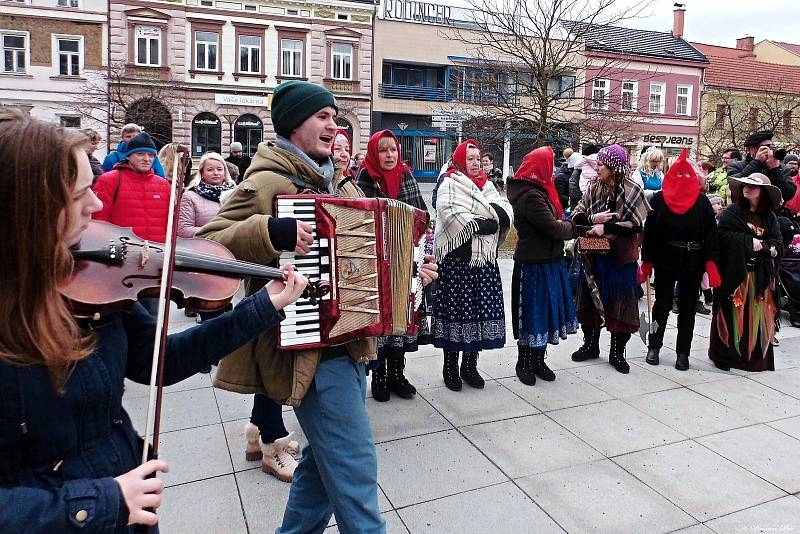 Fašankový průvod členů a přátel Folklorního spolku Jasénka ve Vsetíně; sobota 22. února 2020