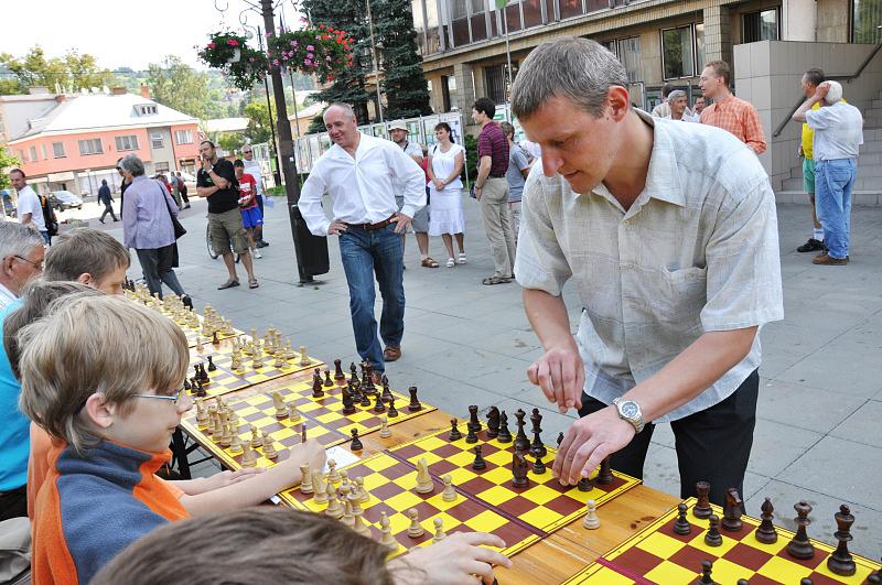 Šachový mistr nastoupil proti třiceti hráčům - Valašský deník
