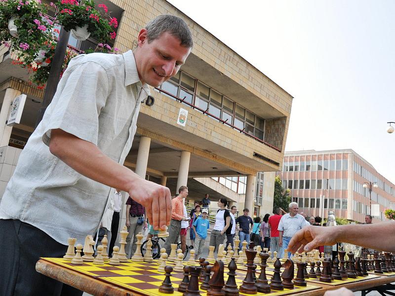 Šachový mistr nastoupil proti třiceti hráčům - Valašský deník