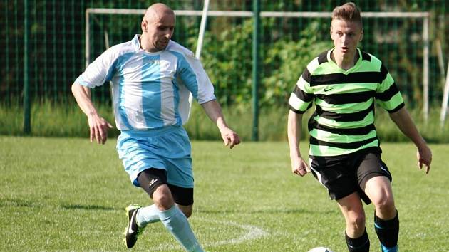 Fotbalisté Kelče B (pruhované dresy) doma porazili vedoucí Prlov 1:0. 