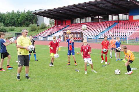 Fotbalový svatostánek Valašského Meziříčí se stal dostaveníčkem pro žákovský minikemp OFS Vsetín, který každoročně stmeluje žákovský fotbalový výběr.