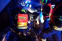 Záchranáři zasahují v úterý 8. února 2022 ráno u dopravní nehody v Huslenkách, kde řidička osobního vozu Fiat havarovala do sloupu elektrického vedení.