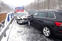 Dvě osobní vozidla se střetla v obci Lužná na Vsetínsku, 22. 1. 2023