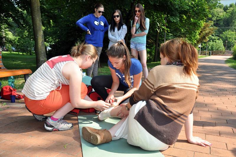 Studentky Střední zdravotnické školy a Masarykova gymnázia ve Vsetíně při školním kole soutěže v poskytování první pomoci; Vsetín, Panská zahrada, čtvrtek 11. června 2015