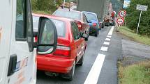 Ve Valašské Polance opravují hlavní silniční průtah obcí. Řidiči stojí v kolonách desítky minut