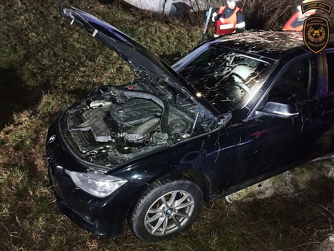 BMW ve Valašském Meziříčí vyletělo ze silnice a zvalchovalo plot.