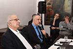 Rabín a instruktor bojového umění Krav maga David Bohbot (s mikrofonem) a arabský křesťan Nasri Karram (vlevo) při besedě u příležitosti zahájení 16. ročníku festivalu Chaverut - Přátelství ve Valašském Meziříčí; neděle 16. února 2020.