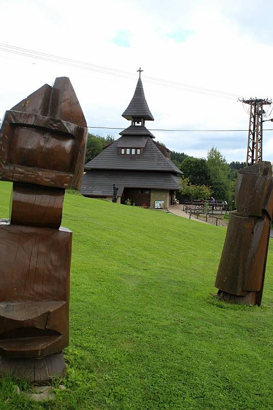 Velké Karlovice se těší velké oblibě turistů. Výjimkou nebyl ani poslední prázdninový týden roku 2020. Zvonice Soláň leží poblíž hranic katastru Karlovic a je důležitou křižovatkou turistiky i místem kulturního dění.